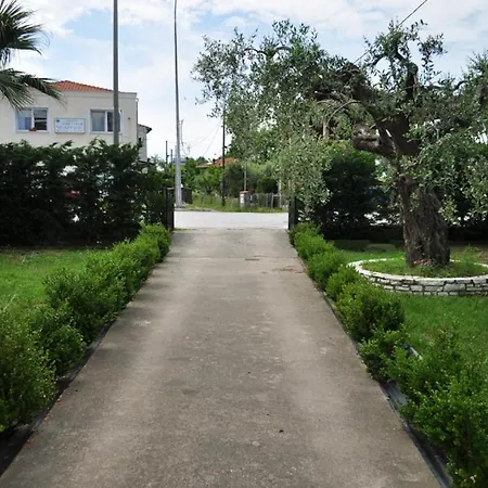 Irini Apartahotel *